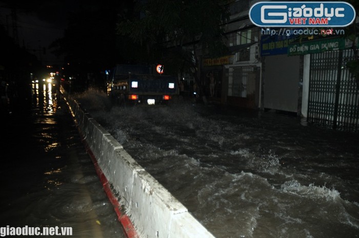 Trận mưa lớn đã khiến nhiều con phố thành "sông"